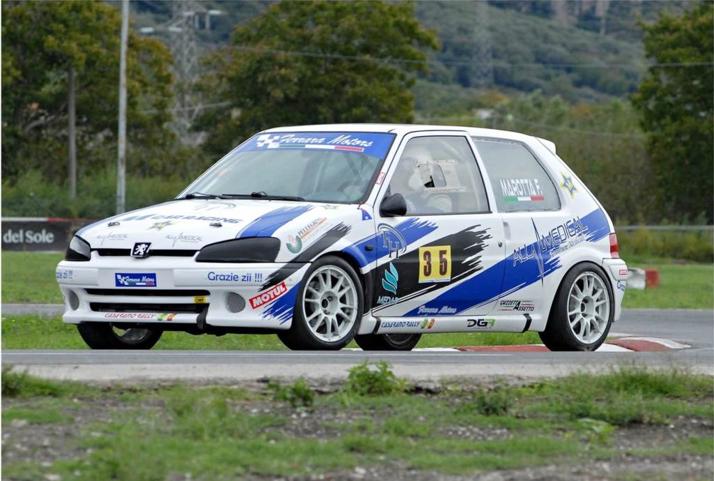 foto: Aci Sport. (Francesco Marotta su Peugeot 106 16v in azione al 34°Napoli Challenge-Sarno)